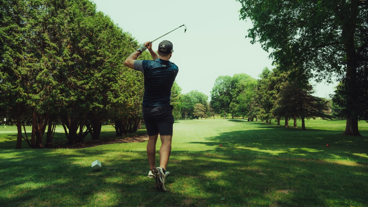 Aurinkoinen golfkenttä Costa del Solilla Espanjassa